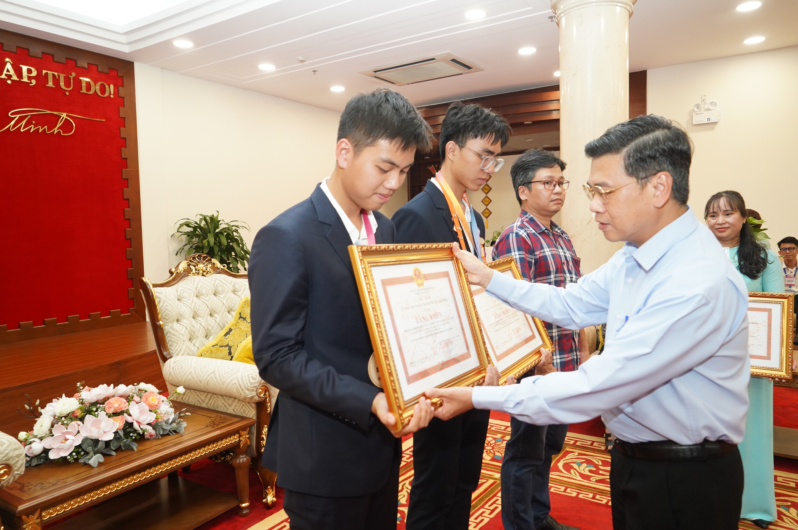 TP HCM khen thưởng 2 học sinh đoạt giải cuộc thi khoa học kỹ thuật quốc tế- Ảnh 3.