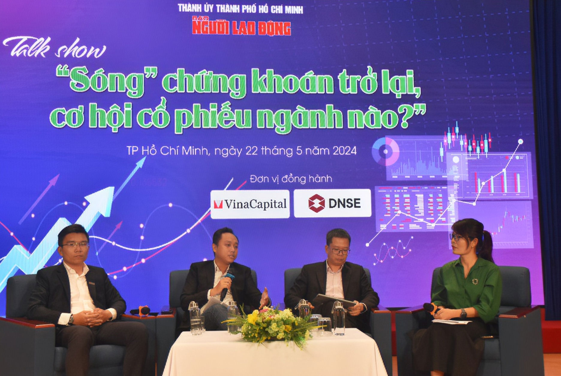 Especialistas convidados participam do talk show sobre ações organizado pelo jornal Nguoi Lao Dong na tarde de 22 de maio. Foto: TAN THANH Các chuyên gia khách mời tham dự talkshow chứng khoán do Báo Người Lao Động tổ chức chiều 22-5 Ảnh: TẤN THẠNH