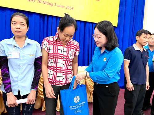 Bà Nguyễn Kim Loan, Chủ tịch LĐLĐ tỉnh Bình Dương, tặng quà cho công nhân có hoàn cảnh khó khăn