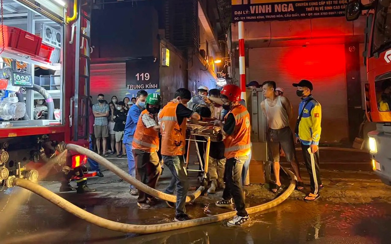 TANG THƯƠNG: Cháy nhà trọ 5 tầng ở Hà Nội, 14 người tử vong