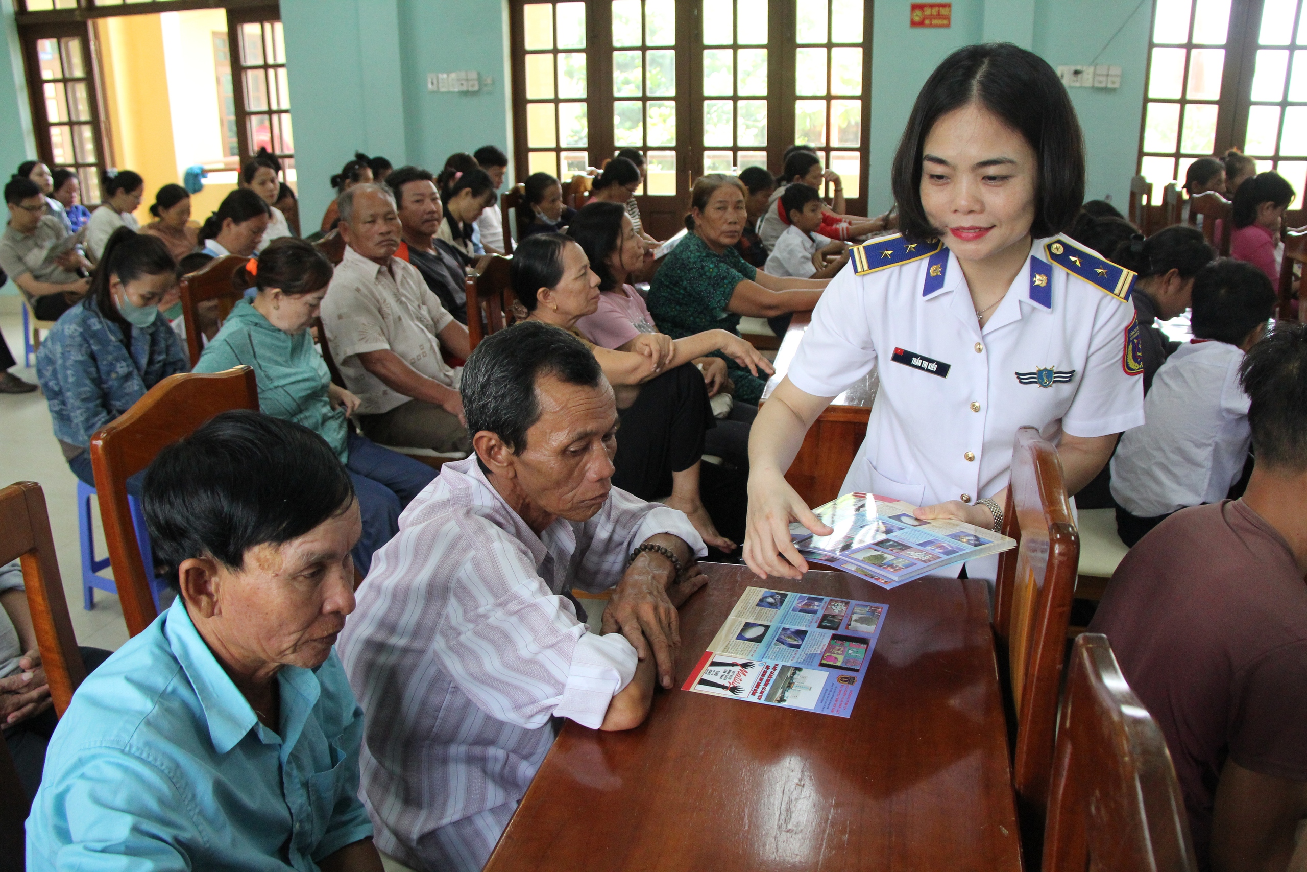 Cảnh sát biển và Báo Người Lao Động đồng hành với ngư dân Cù Lao Chàm- Ảnh 6.
