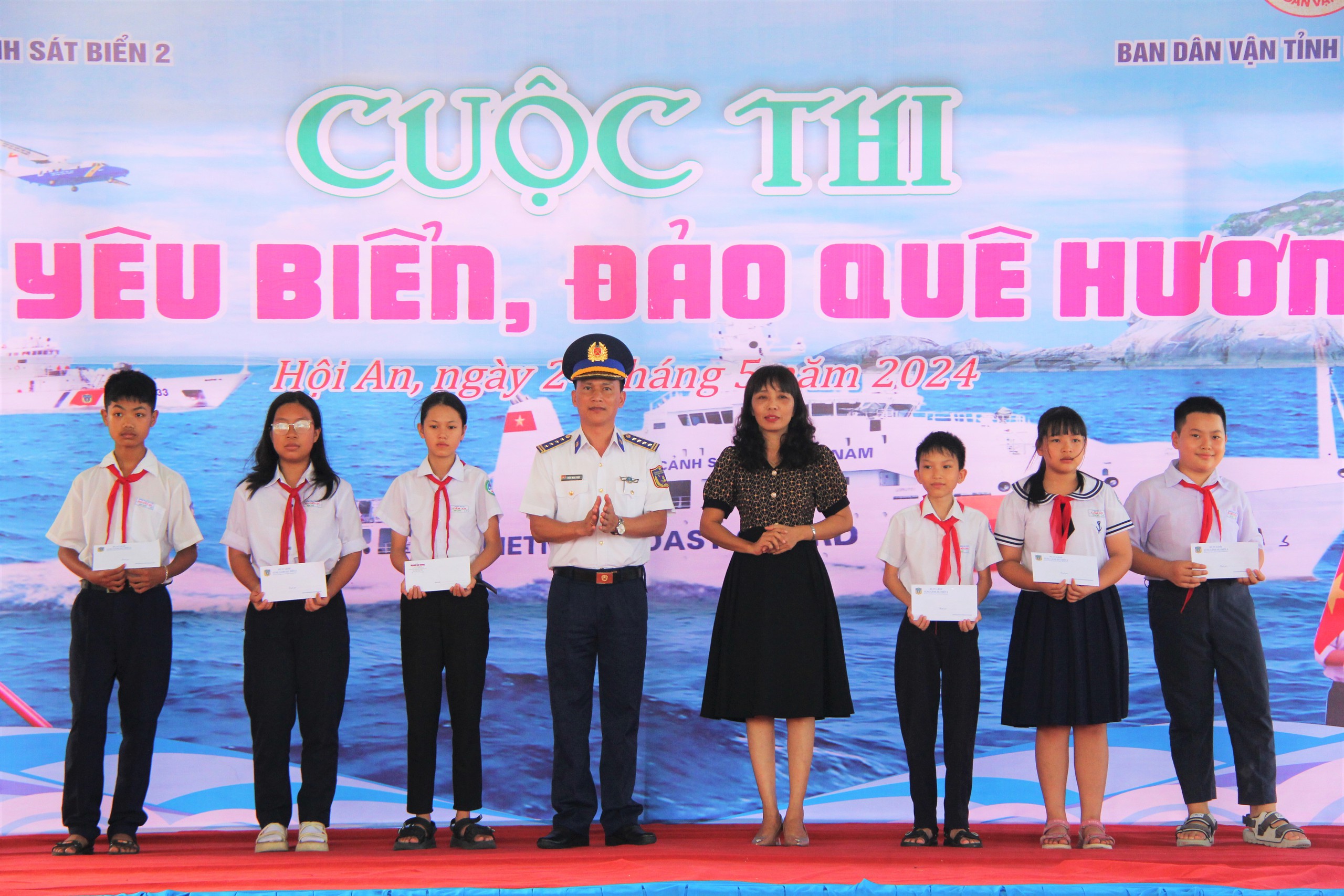 Cảnh sát biển và Báo Người Lao Động đồng hành với ngư dân Cù Lao Chàm- Ảnh 11.