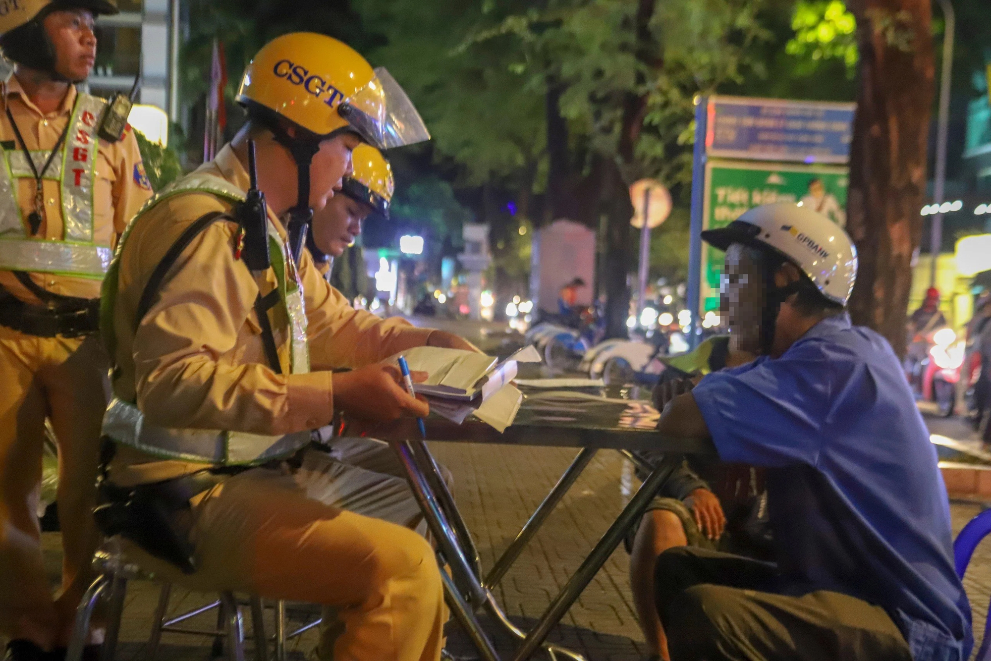 CLIP: Người vi phạm nồng độ cồn nói “thà bỏ vợ chứ không bỏ rượu”- Ảnh 2.