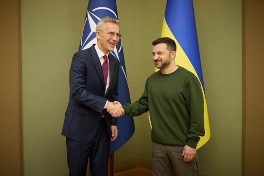 Tổng thư ký NATO Jens Stoltenberg (trái) và Tổng thống Ukraine Volodymyr Zelensky. Ảnh: Văn phòng Tổng thống Ukraine