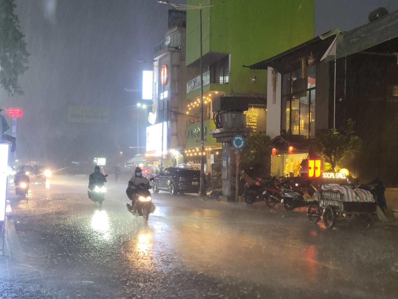 TP HCM mưa như trút nước, nhiều nơi ngập cục bộ- Ảnh 1.