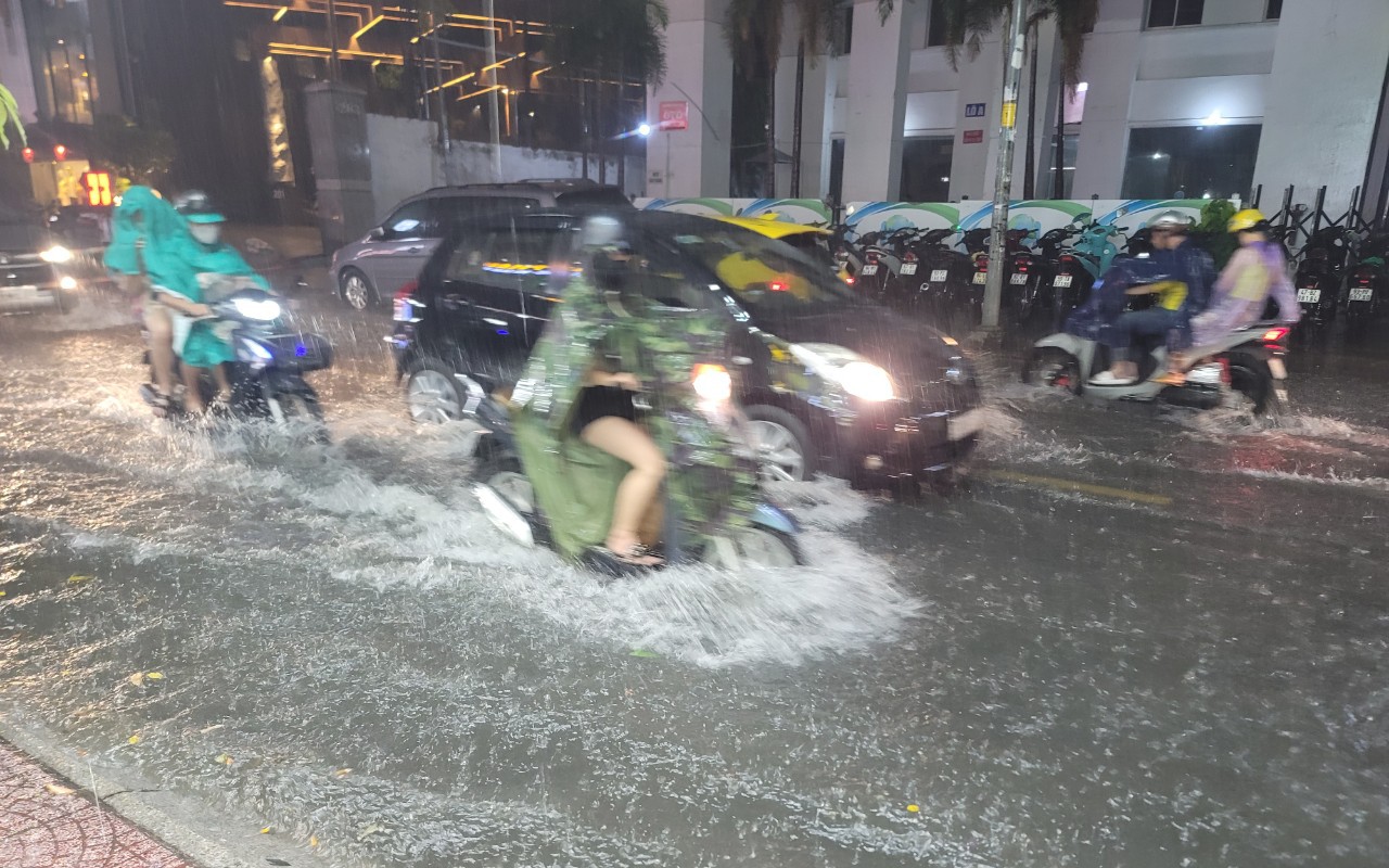 TP HCM mưa như trút nước, nhiều nơi ngập cục bộ
