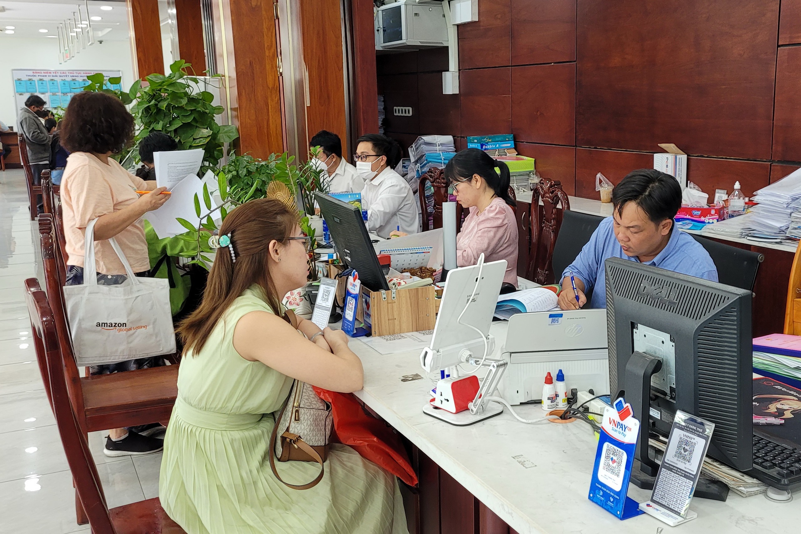 Công chức, viên chức phải "sống được bằng lương"