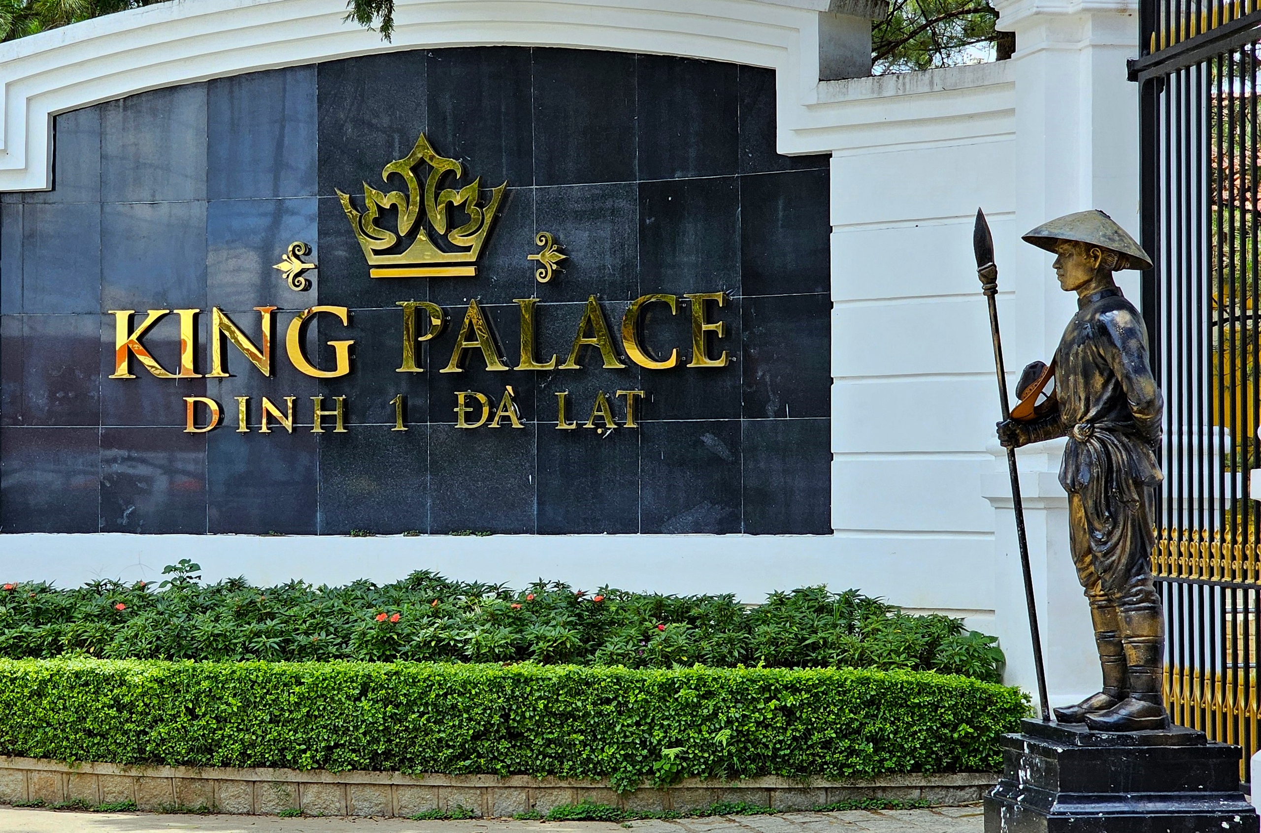 Dinh 1 King Palace ở Đà Lạt vắng lặng trong khi chờ đấu giá- Ảnh 8.
