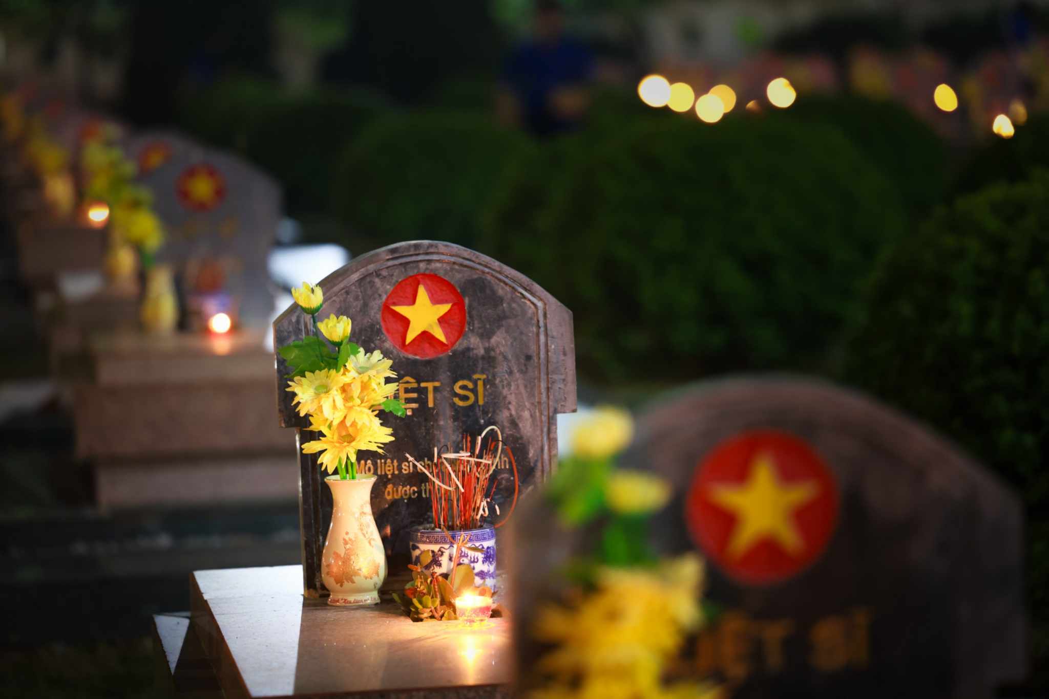 Thắp nến tri ân các anh hùng, liệt sĩ nhân kỷ niệm 70 năm Chiến thắng Điện Biên Phủ- Ảnh 5.