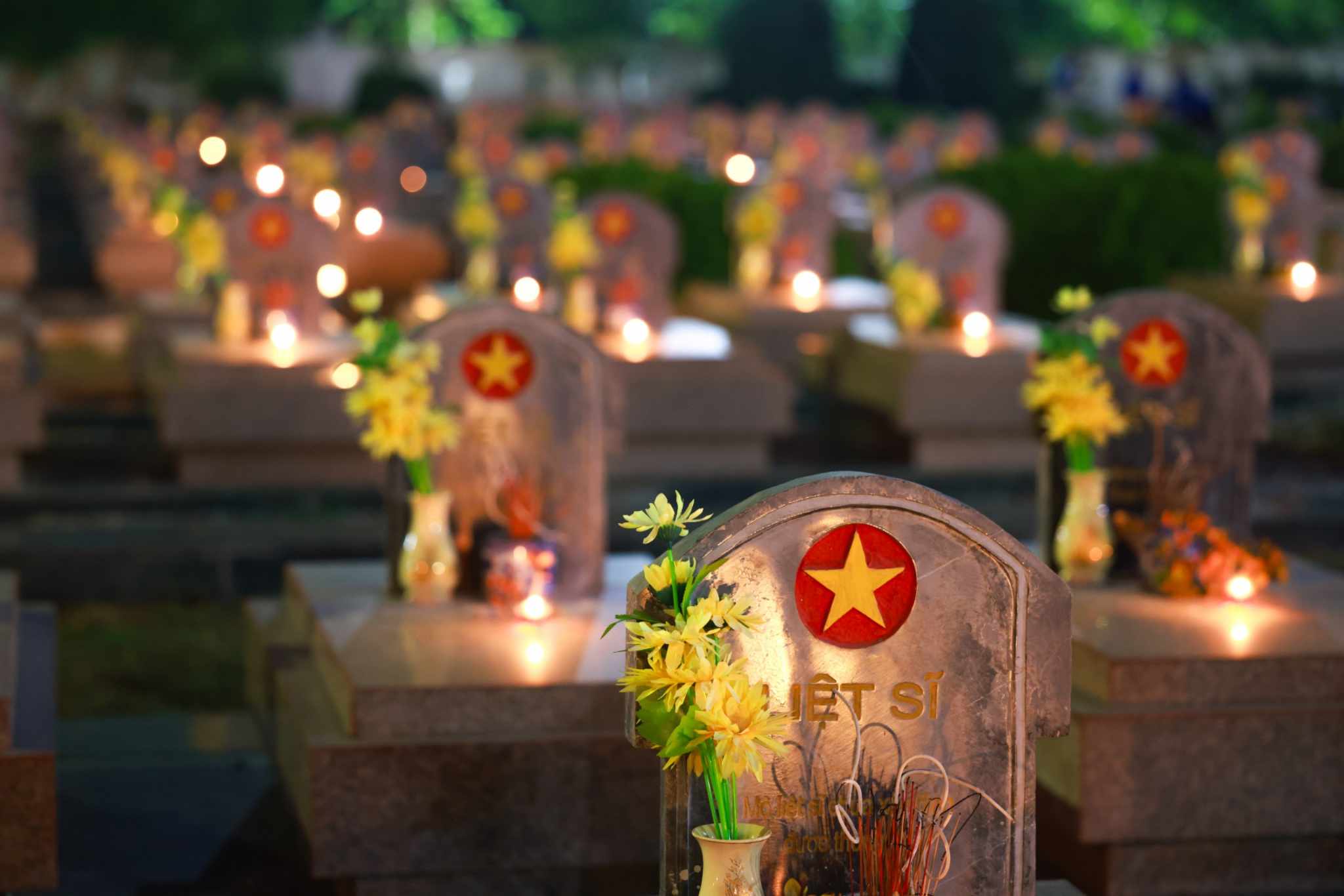 Thắp nến tri ân các anh hùng, liệt sĩ nhân kỷ niệm 70 năm Chiến thắng Điện Biên Phủ- Ảnh 6.