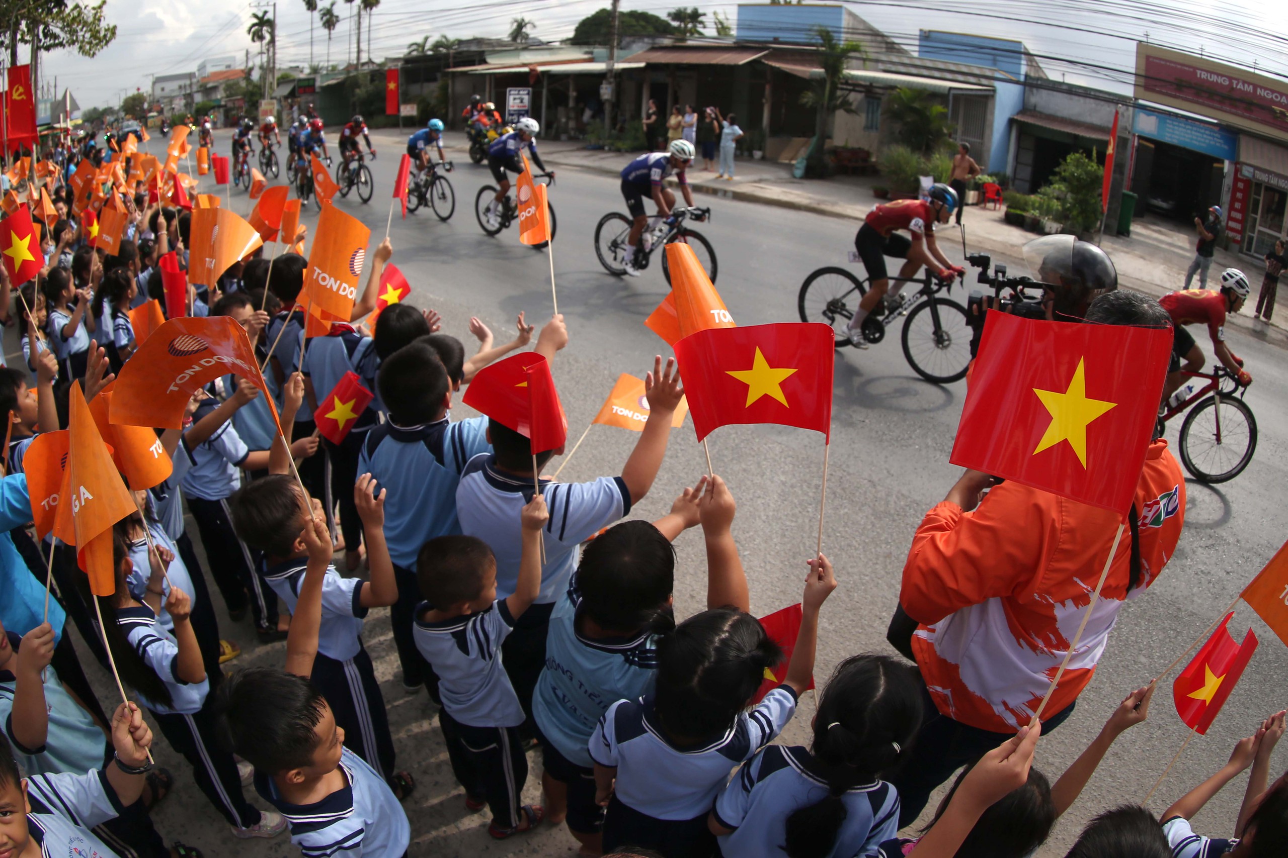 Ảnh đẹp trong tuần: Cờ Tổ quốc trên đường chúng tôi đi- Ảnh 6.