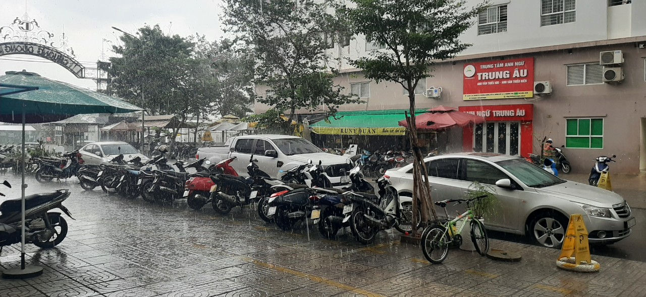 Sấm chớp đùng đùng, TP HCM mưa lớn khắp nơi- Ảnh 2.