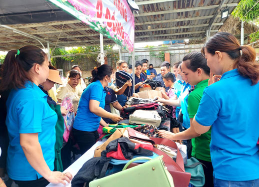 Người lao động chọn sản phẩm tại gian hàng 0 đồng trong ngày khai mạc Tháng Công nhân do LĐLĐ quận Tân Phú, TP HCM tổ chức Ảnh: MAI CHI
