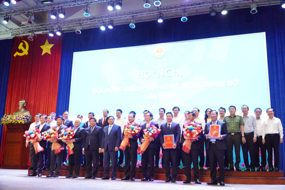 Thủ tướng Phạm Minh Chính trao Quyết định quy hoạch vùng Đông Nam Bộ và chúc mừng lãnh đạo các tỉnh, thành trong vùng