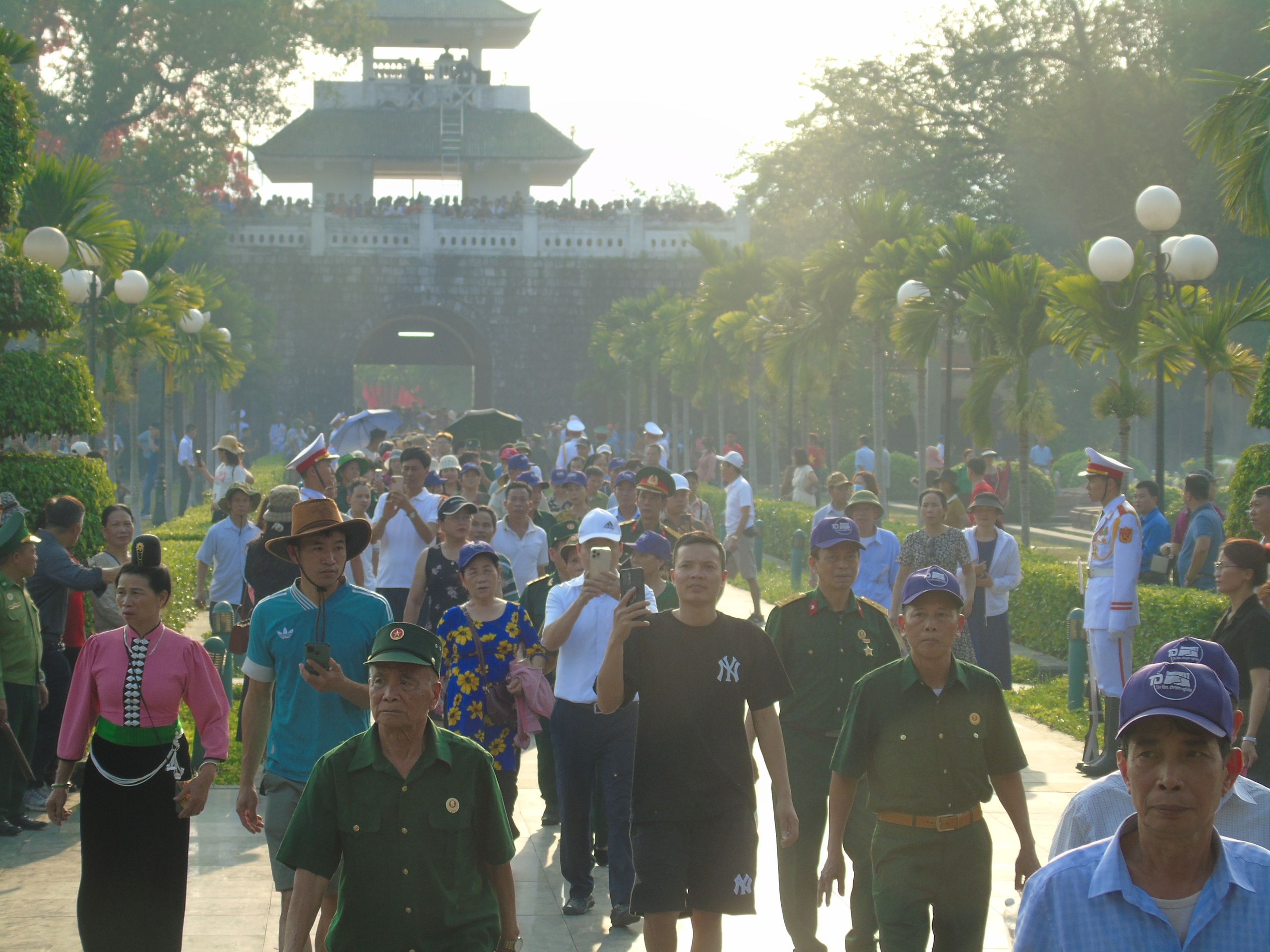 Hàng vạn du khách đổ về Điện Biên Phủ trước giờ đại lễ- Ảnh 24.