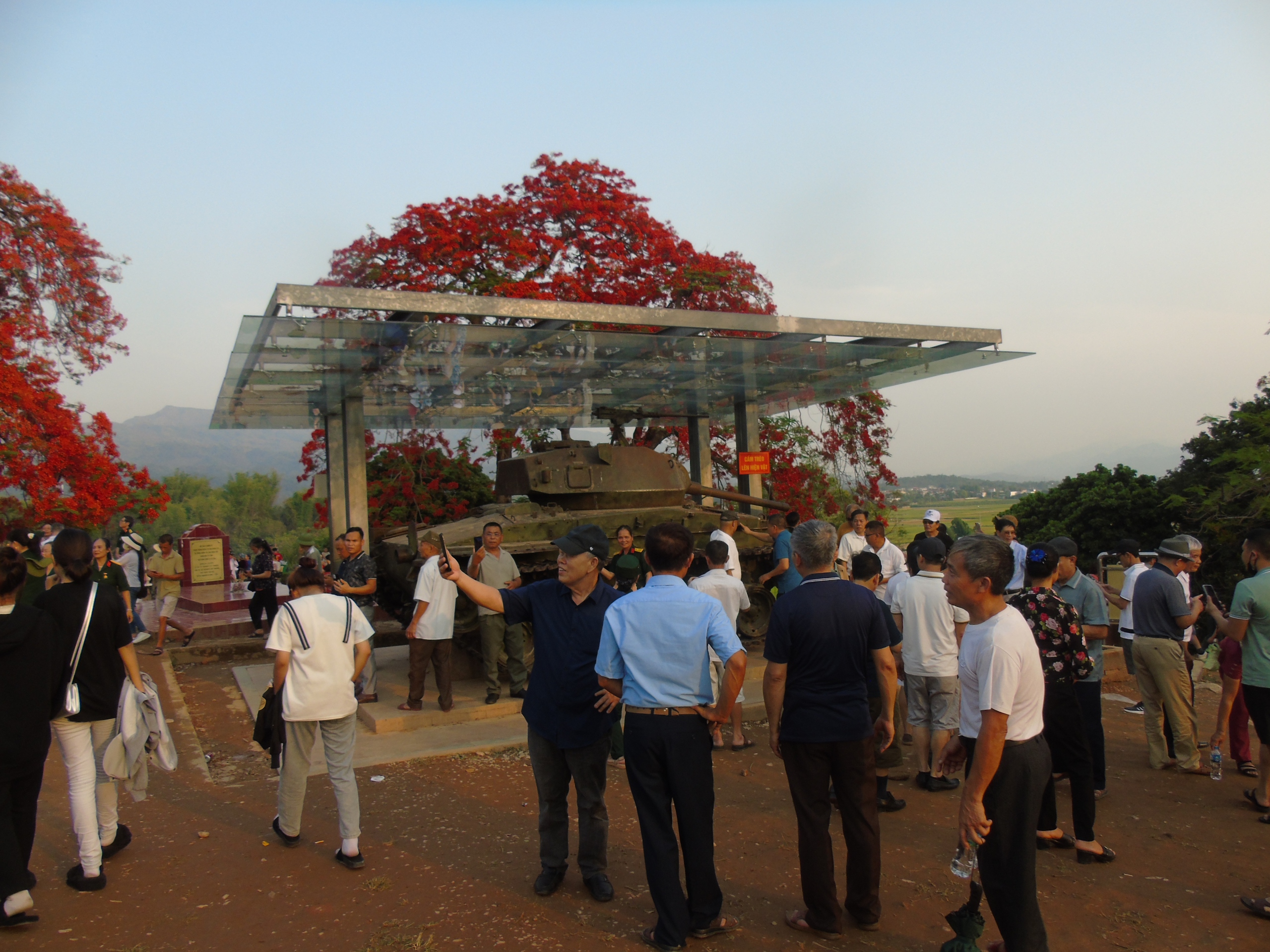 Hàng vạn du khách đổ về Điện Biên Phủ trước giờ đại lễ- Ảnh 11.