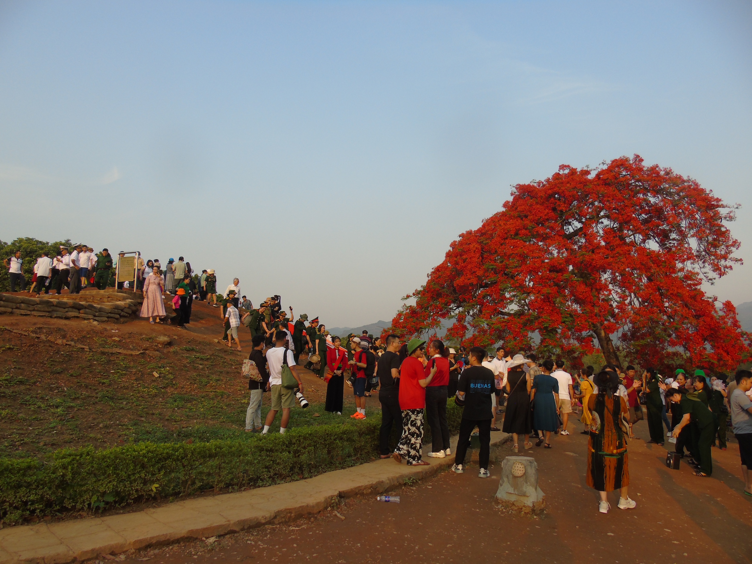 Hàng vạn du khách đổ về Điện Biên Phủ trước giờ đại lễ- Ảnh 9.