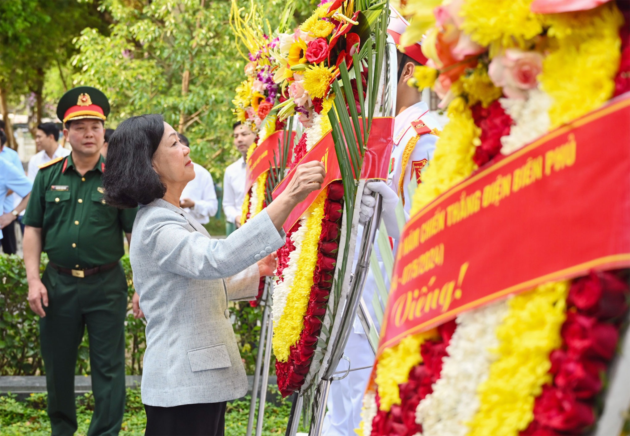 Thủ tướng dâng hương tưởng niệm các anh hùng, liệt sĩ tại Điện Biên Phủ- Ảnh 7.