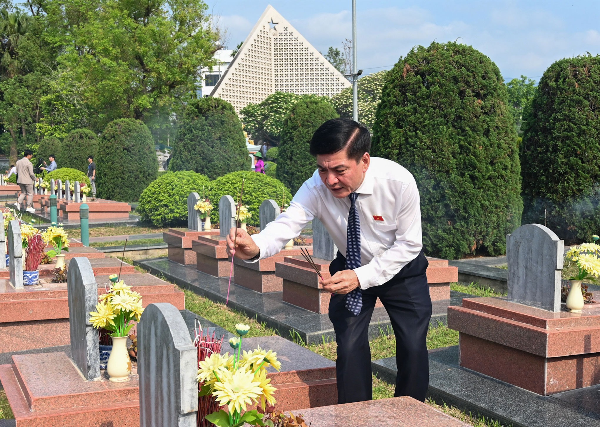 Thủ tướng dâng hương tưởng niệm các anh hùng, liệt sĩ tại Điện Biên Phủ- Ảnh 9.