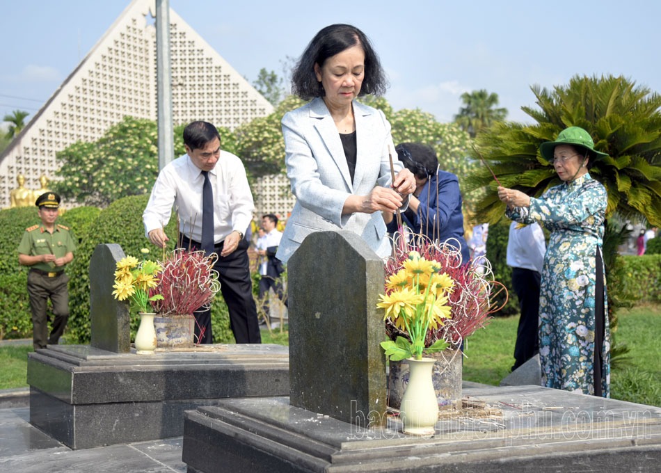 Thủ tướng dâng hương tưởng niệm các anh hùng, liệt sĩ tại Điện Biên Phủ- Ảnh 8.