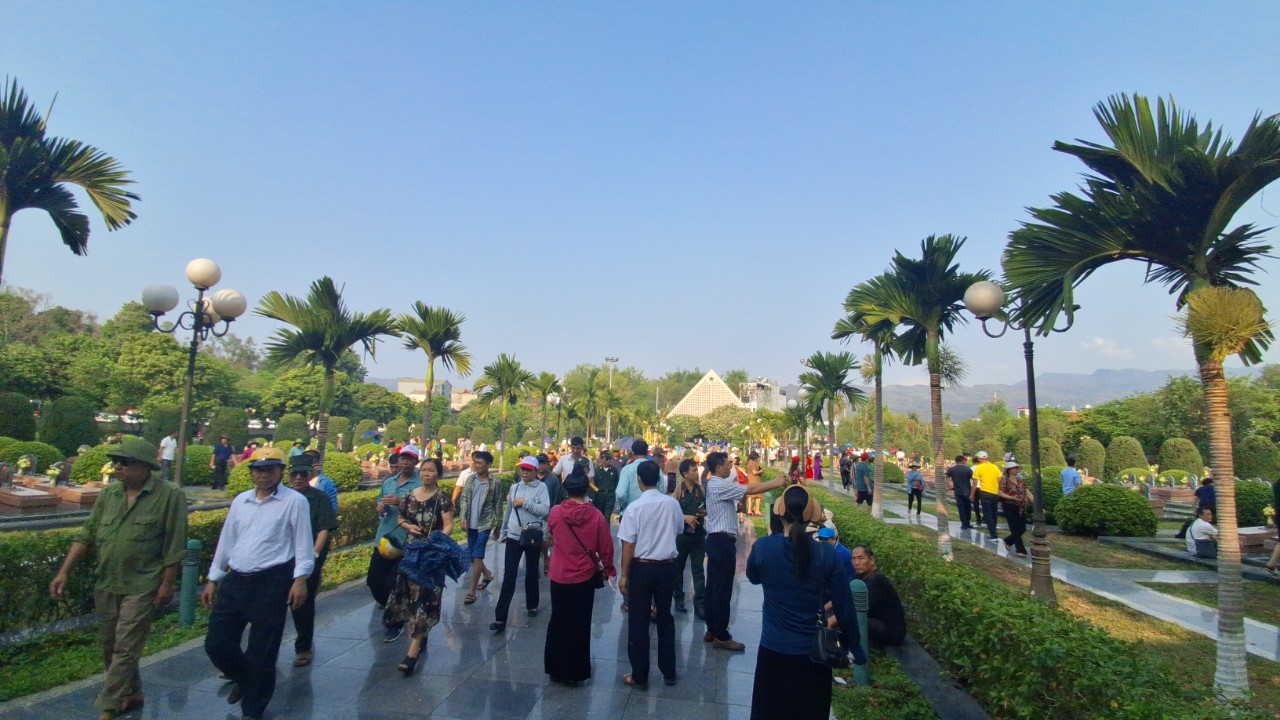 Hàng vạn du khách đổ về Điện Biên Phủ trước giờ đại lễ- Ảnh 21.