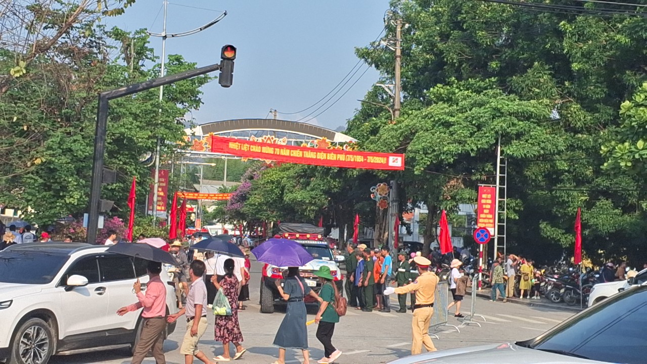 Hàng vạn du khách đổ về Điện Biên Phủ trước giờ đại lễ- Ảnh 5.