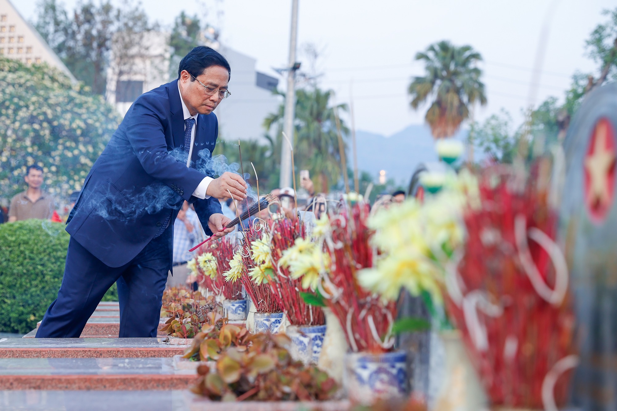 Thủ tướng dâng hương tưởng niệm các anh hùng, liệt sĩ tại Điện Biên Phủ- Ảnh 3.