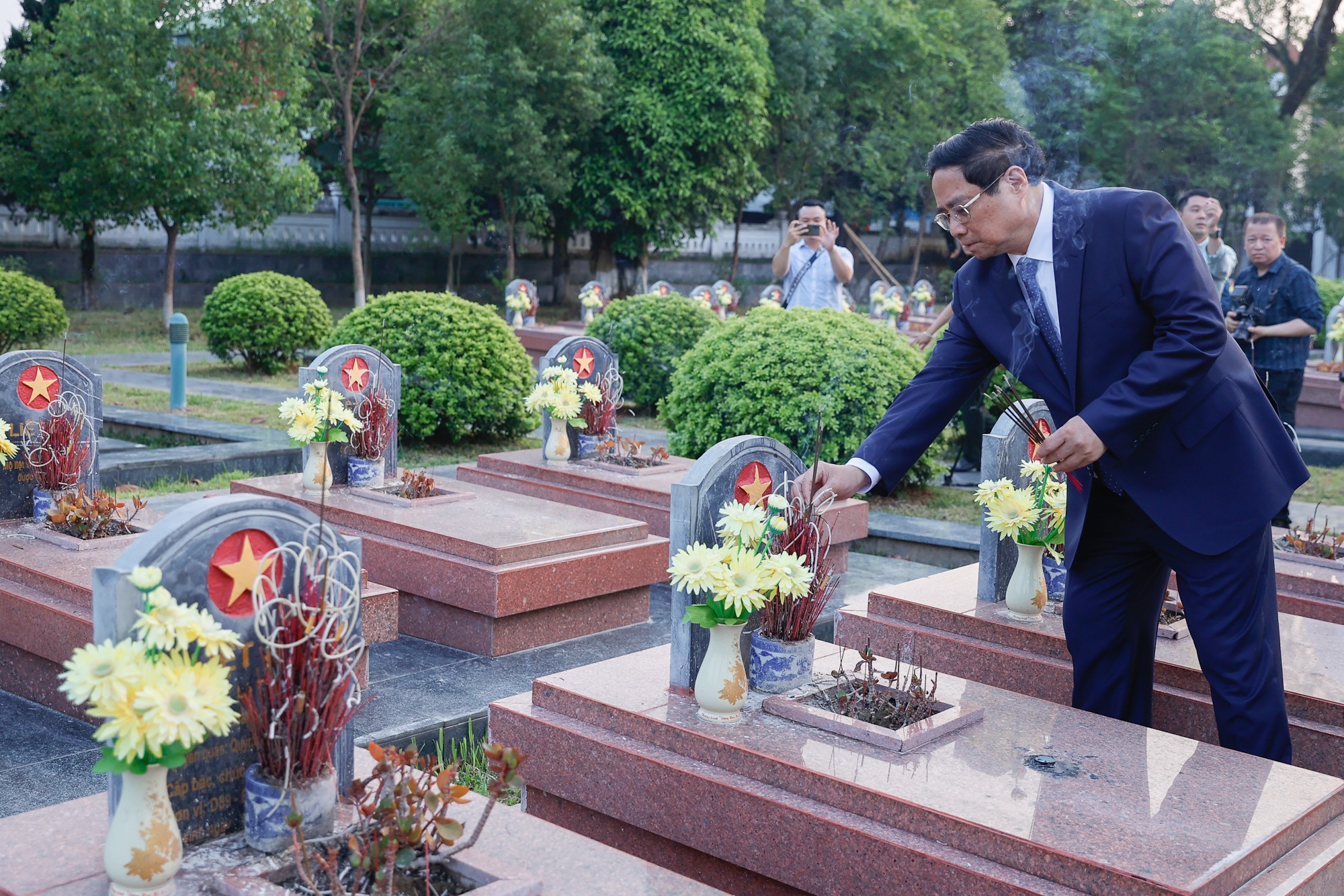 Thủ tướng dâng hương tưởng niệm các anh hùng, liệt sĩ tại Điện Biên Phủ- Ảnh 6.