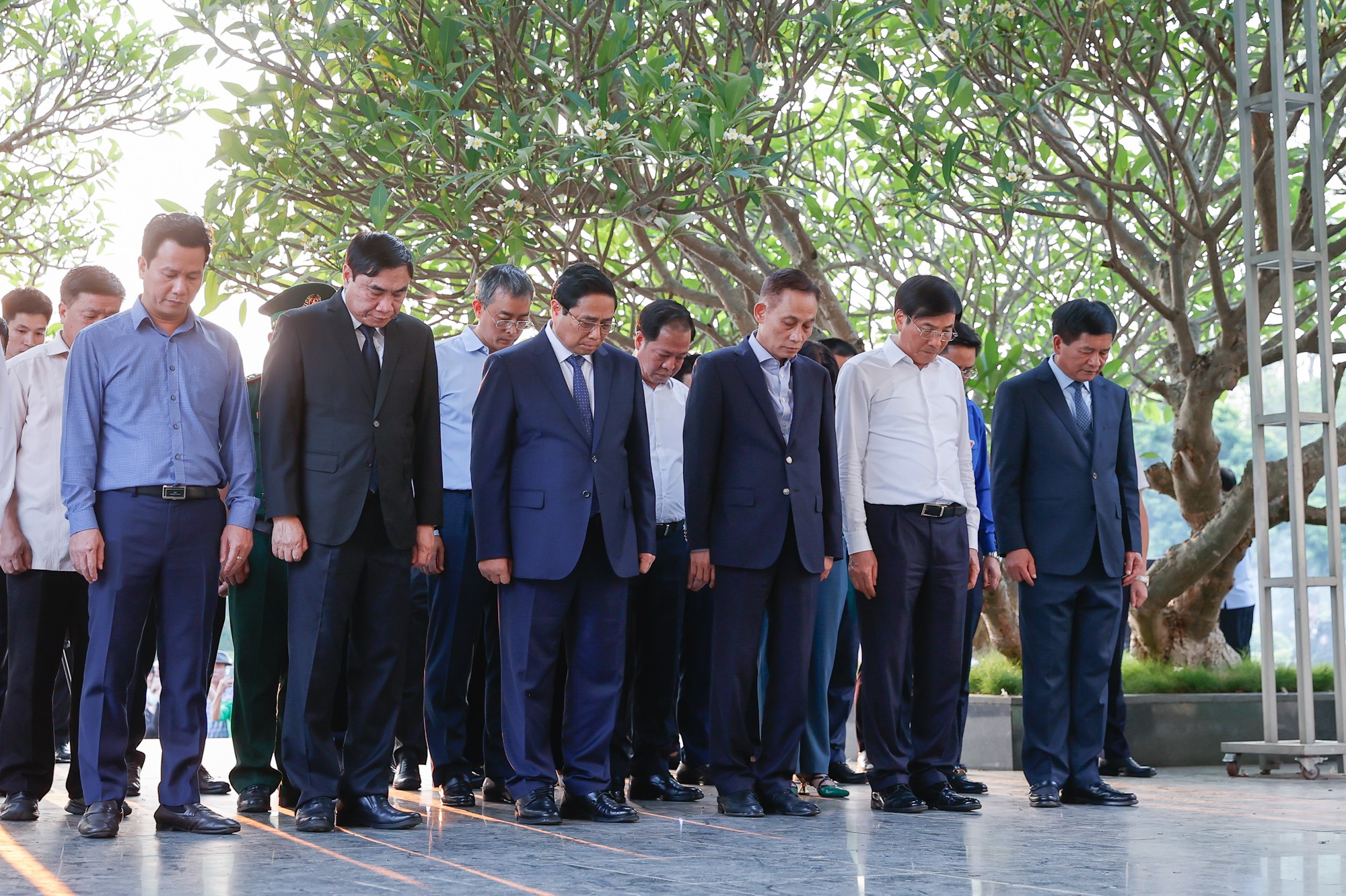 Thủ tướng dâng hương tưởng niệm các anh hùng, liệt sĩ tại Điện Biên Phủ- Ảnh 4.