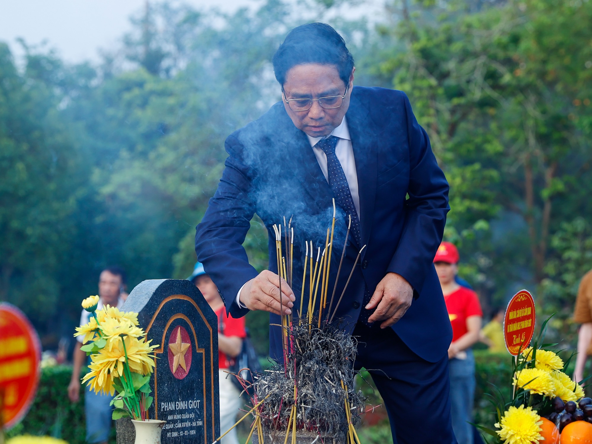 Thủ tướng dâng hương tưởng niệm các anh hùng, liệt sĩ tại Điện Biên Phủ- Ảnh 5.