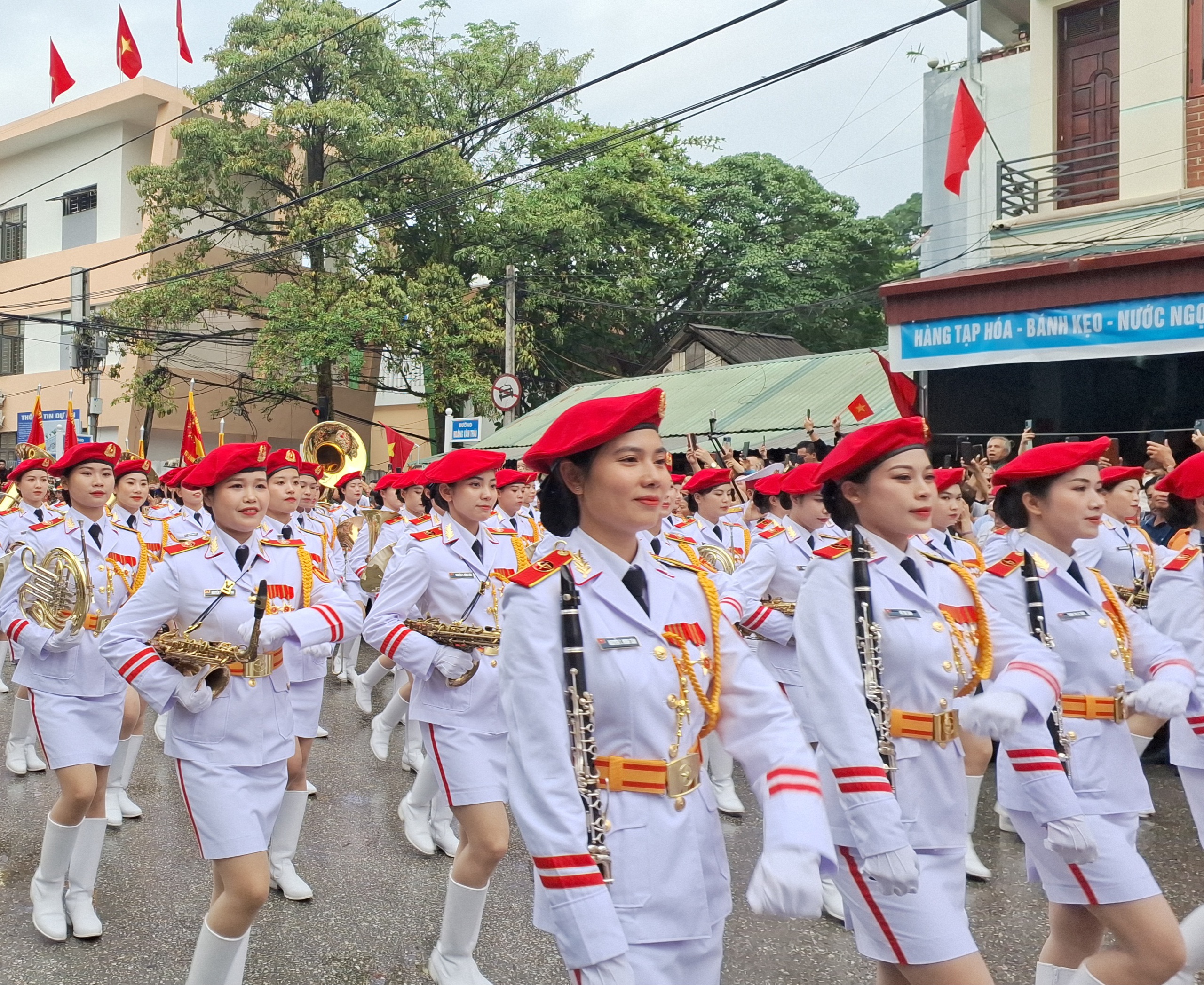 Những "bóng hồng" trong Lễ diễu binh, diễu hành kỷ niệm 70 năm Chiến thắng Điện Biên Phủ- Ảnh 4.