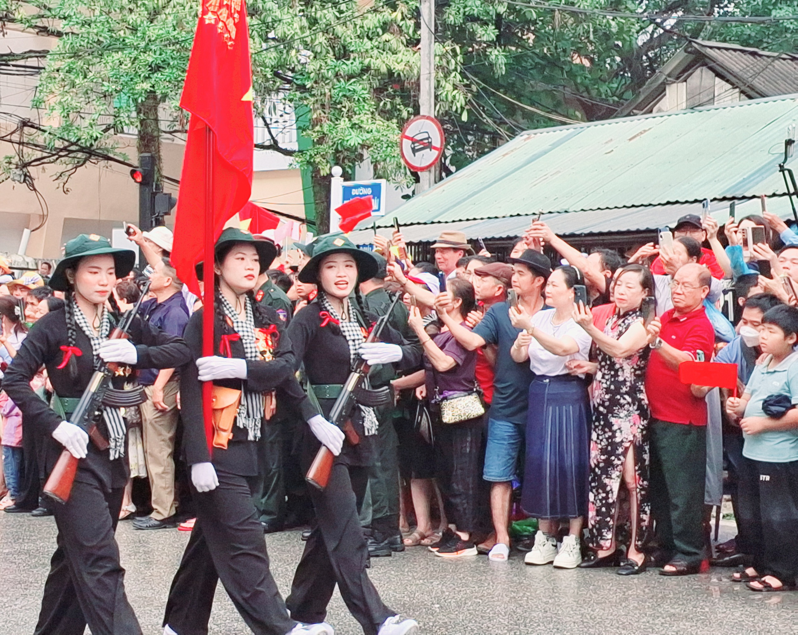 Những "bóng hồng" trong Lễ diễu binh, diễu hành kỷ niệm 70 năm Chiến thắng Điện Biên Phủ- Ảnh 7.