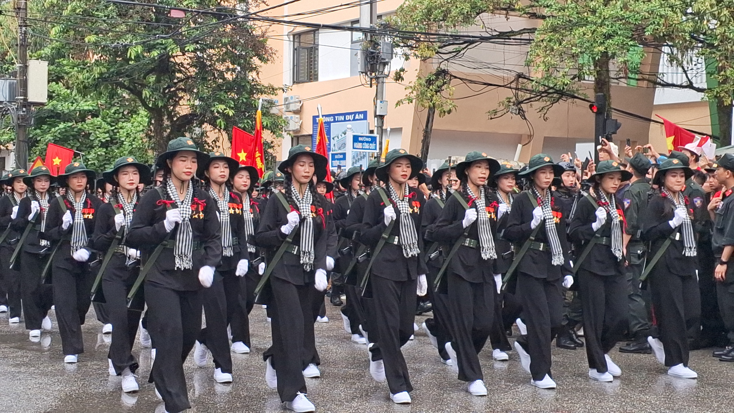 Những "bóng hồng" trong Lễ diễu binh, diễu hành kỷ niệm 70 năm Chiến thắng Điện Biên Phủ- Ảnh 10.