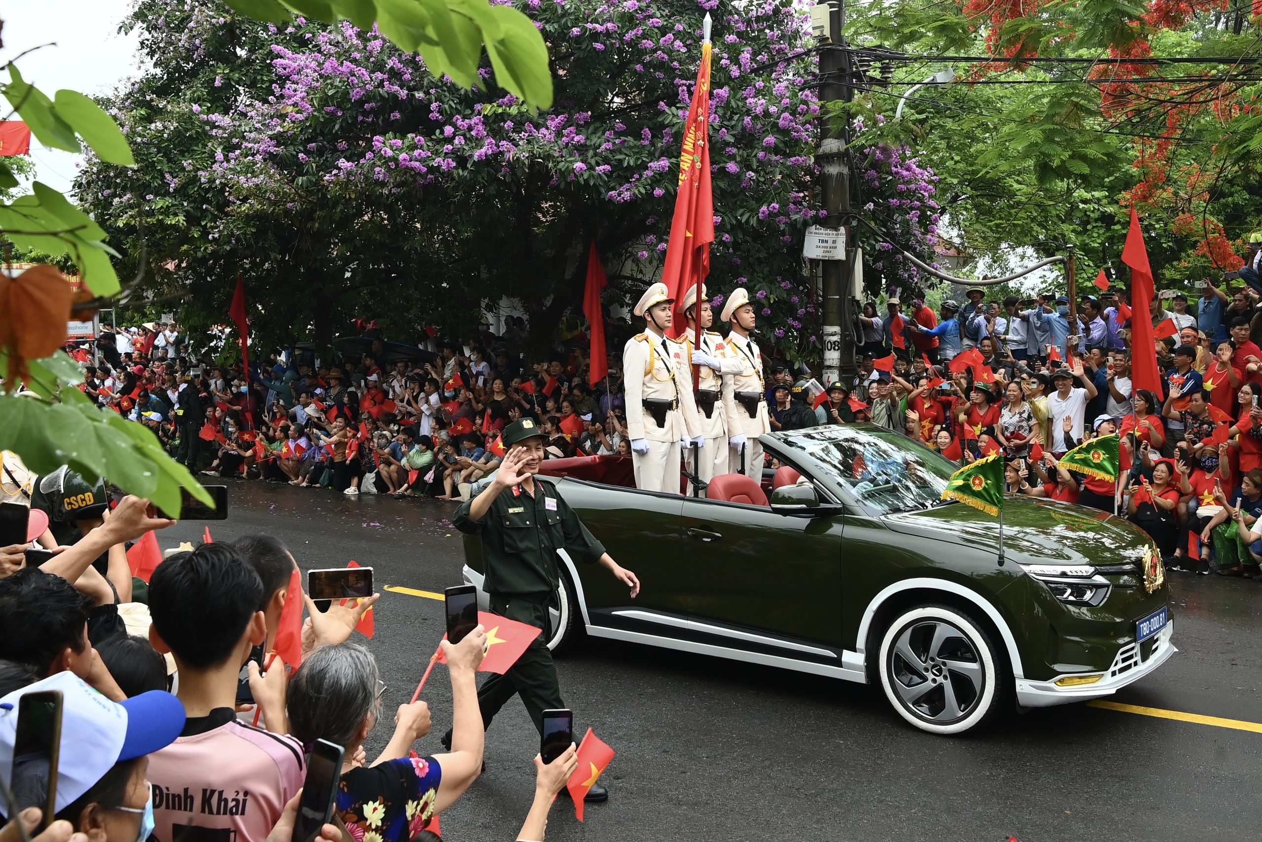 Xe mui trần đặc biệt của VinFast trong lễ diễu binh kỷ niệm chiến thắng Điện Biên Phủ- Ảnh 3. Xe mui trần đặc biệt của VinFast trong lễ diễu binh kỷ niệm chiến thắng Điện Biên Phủ- Ảnh 3.