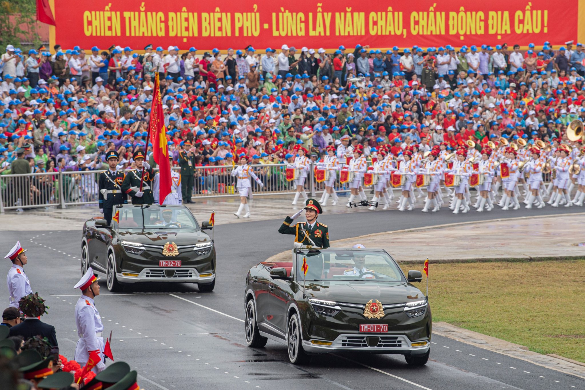 Xe mui trần đặc biệt của VinFast trong lễ diễu binh kỷ niệm chiến thắng Điện Biên Phủ- Ảnh 2. Xe mui trần đặc biệt của VinFast trong lễ diễu binh kỷ niệm chiến thắng Điện Biên Phủ- Ảnh 2.