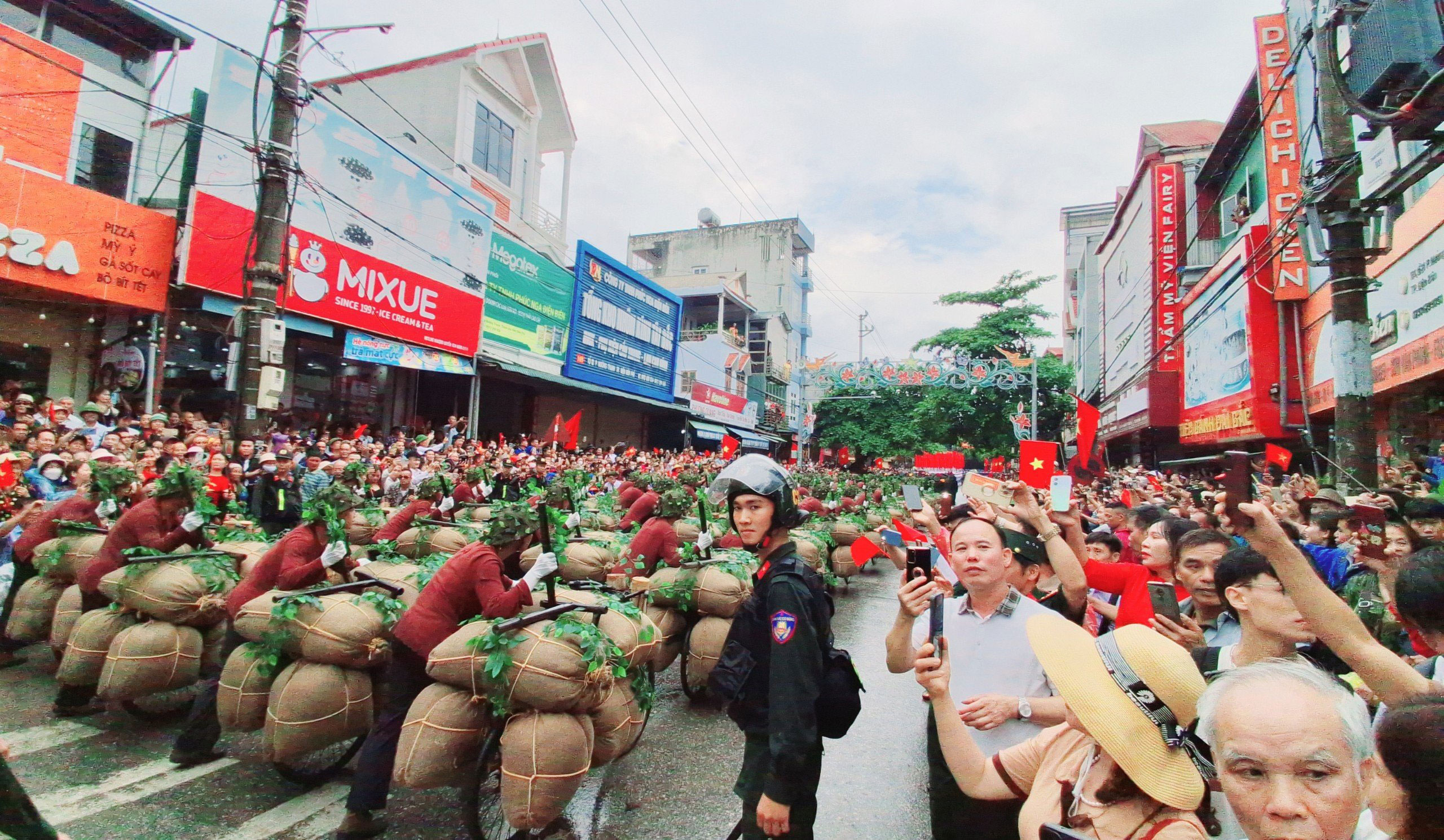 Mnoho lidí se hrnulo do ulic, aby sledovali a povzbuzovali průvod a pochod. Foto: VAN DUAN Nhiều người dân đổ ra đường xem và cổ vũ diễu binh, diễu hành. Ảnh: VĂN DUẨN