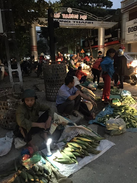 Độc đáo chợ sớm ở TP Điện Biên Phủ- Ảnh 2.