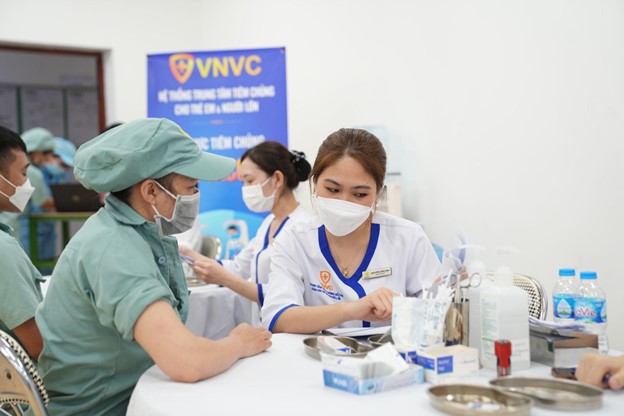 Hưởng ứng Tháng Công nhân, VNVC tặng 10.000 liều vắc-xin uốn ván miễn phí - Ảnh 1.