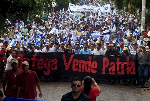 Người biểu tình mang biểu ngữ "(Tổng thống Nicaragua Daniel) Ortega, ông đang bán đất nước của chúng tôi", phản đối dự án kênh đào do Trung Quốc xây dựng.ở TP Juigalpa. Ảnh: Reuters