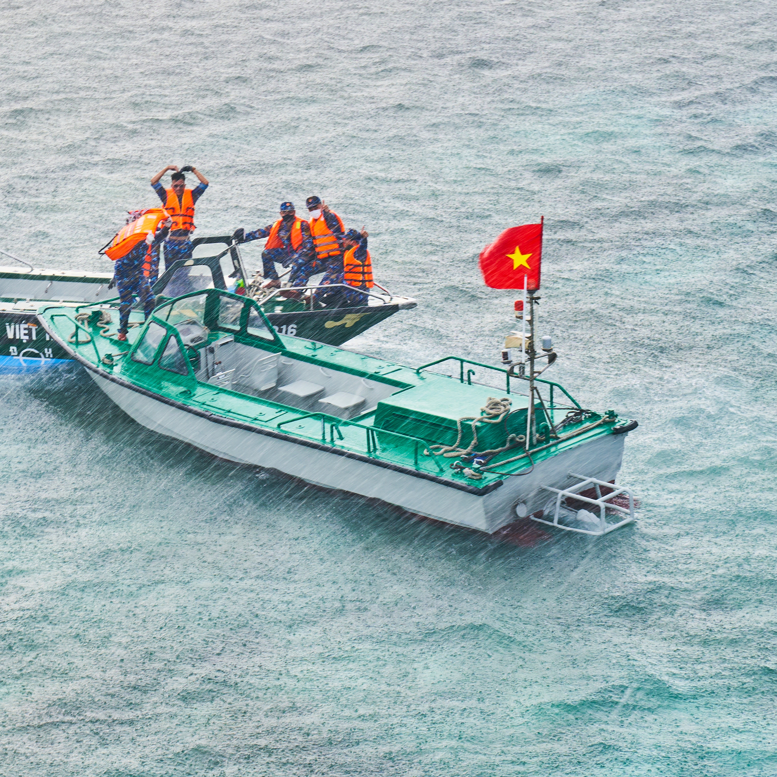 Cơn mưa biển bất chợt ở đảo Sinh Tồn Đông. Ảnh: NGUYỄN ĐẠI THẮNG