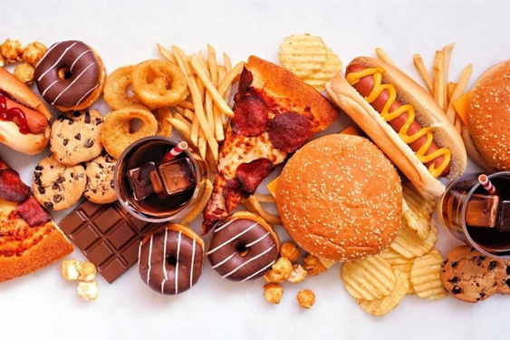 Thực phẩm siêu chế biến bao gồm thức ăn nhanh, ăn liền, các loại bánh kẹo, nước ngọt... Ảnh: NEWS-MEDICAL