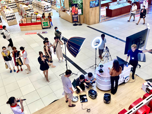 Một buổi livestream bán hàng được tổ chức ngay tại một trung tâm thương mại ở TP HCM. Ảnh: HOÀNG TRIỀU