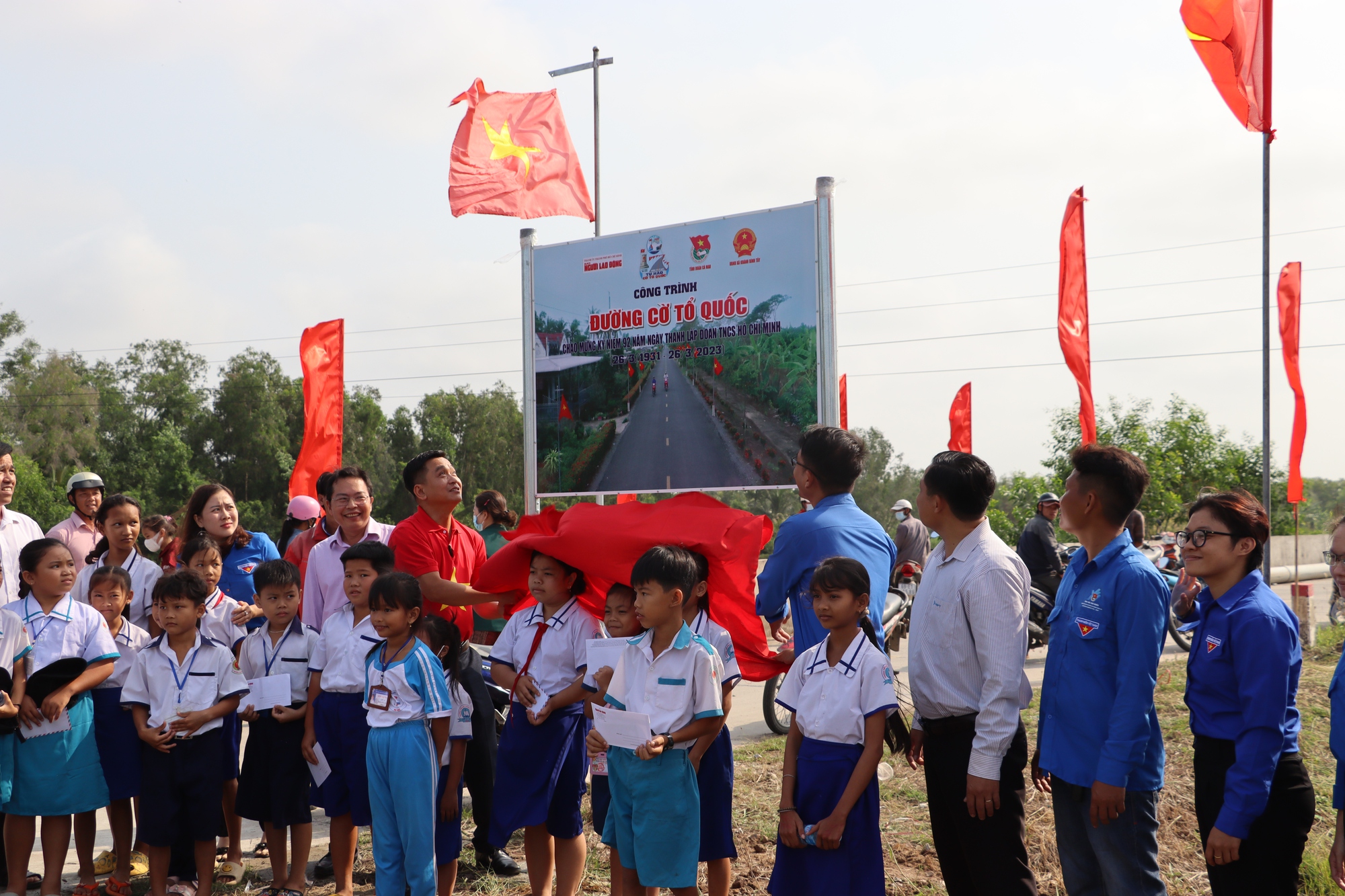 Tự hào khi cờ Tổ quốc tung bay- Ảnh 1.