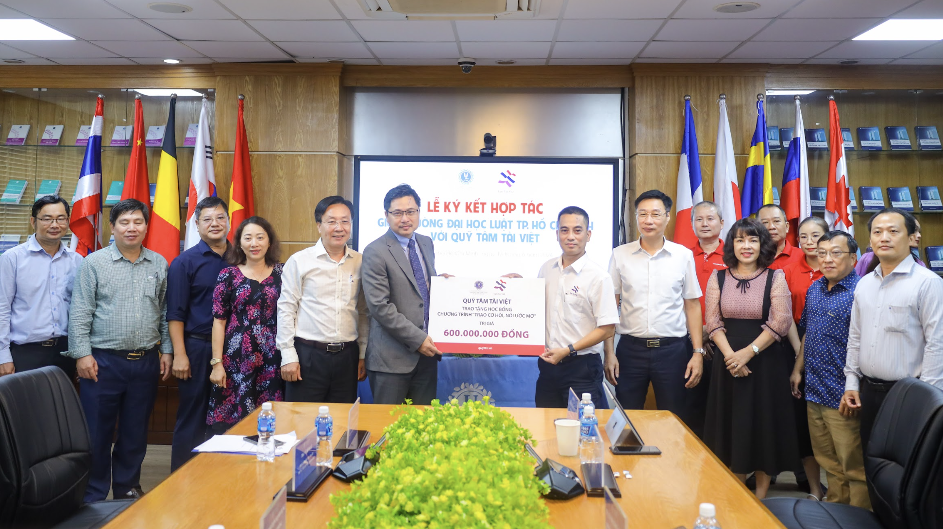 Vietlott oferece 600 milhões de bolsas de estudo VND para estudantes - Foto 1. Vietlott tặng học bổng 600 triệu đồng cho sinh viên- Ảnh 1.