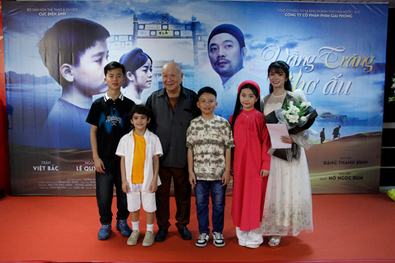 Đạo diễn Hồ Ngọc Xum (thứ 3 từ trái sang) cùng các diễn viên trong ngày chiếu ra mắt phim “Vầng trăng thơ ấu” tại TP HCMẢnh: HÃNG PHIM GIẢI PHÓNG