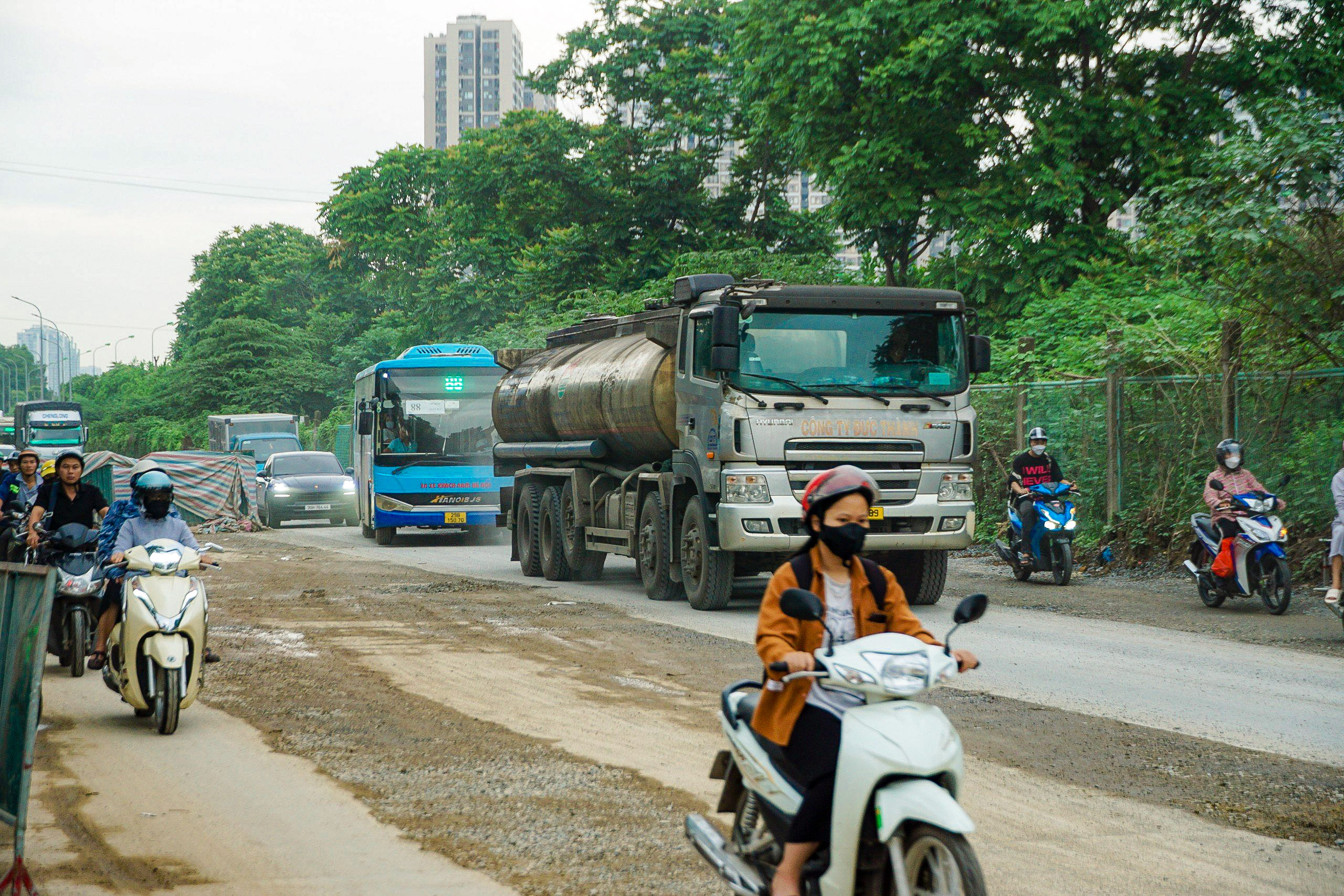 Cận cảnh những lô cốt giữa đường gom đại lộ Thăng Long- Ảnh 8.