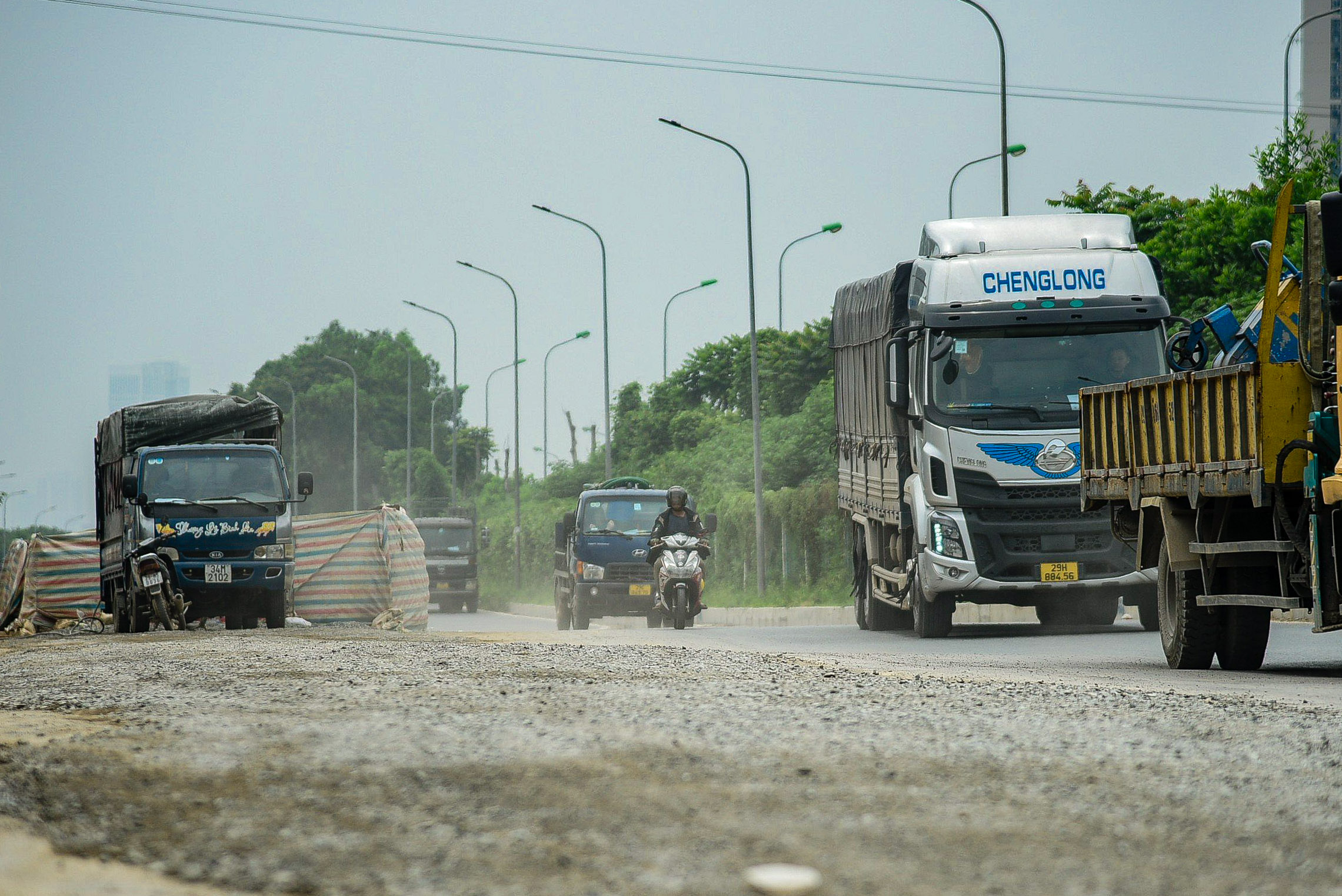 Cận cảnh những lô cốt giữa đường gom đại lộ Thăng Long- Ảnh 12.