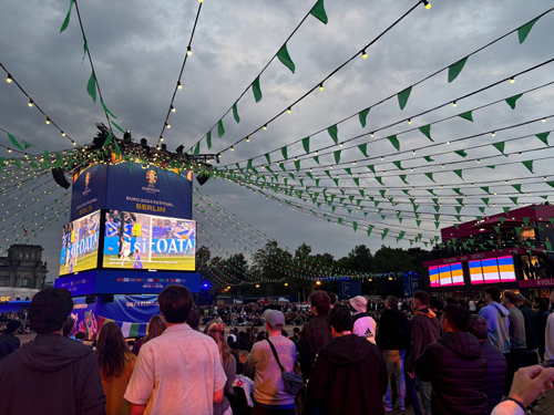 Một khu fanzone ở Berlin trong thời gian diễn ra trận khai mạc  Đức - Scotland