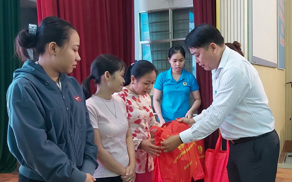 Ông Nguyễn Văn Hải - Chủ tịch LĐLĐ quận Bình Tân, TP HCM  - trao quà cho đoàn viên Nghiệp đoàn Mầm non khó khăn Ảnh: M.CHI