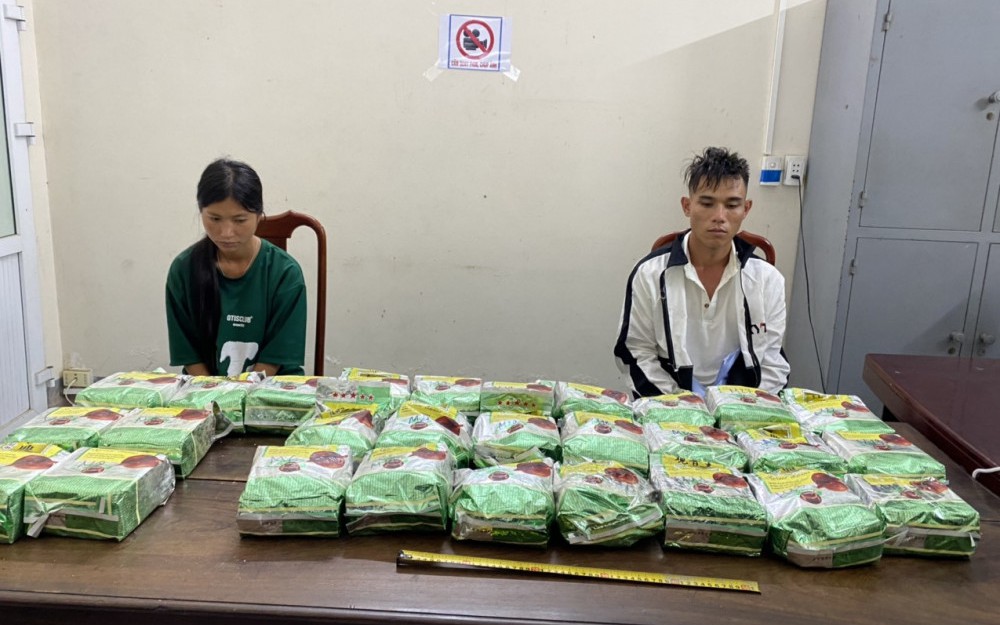 Bắt giữ vợ chồng vận chuyển 30kg ma tuý đá từ Lào về Việt Nam